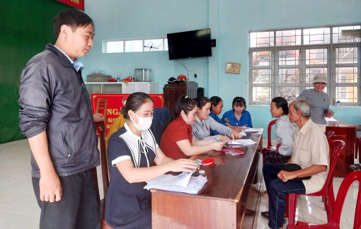 Cấp phát tiền hỗ trợ các hộ dân bị ngập lụt ở phía đông tỉnh Đắk Lắk