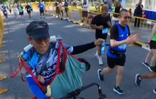Người cha hoàn thành cự ly chạy 21 km cùng với con gái bị bại não