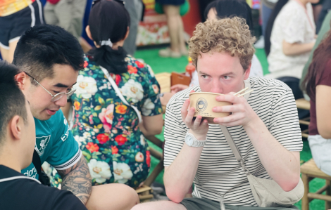 Lần đầu tiên thấy phở Việt đa dạng, khách Tây thử luôn 3 tô