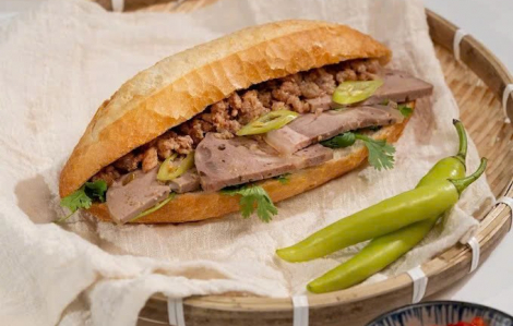 Quảng Ngãi: Nhiều người nhập viện cấp cứu nghi do ngộ độc bánh mì