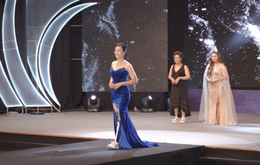 Cô giáo đăng quang cuộc thi hoa hậu dành cho người khuyết tật