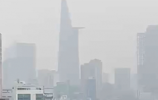 Vì sao bầu trời TPHCM mù mịt?