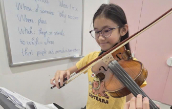 Chuyện về “cô bé hạt tiêu" chơi violin và bộ sưu tập điểm số tuyệt đối môn ngoại ngữ