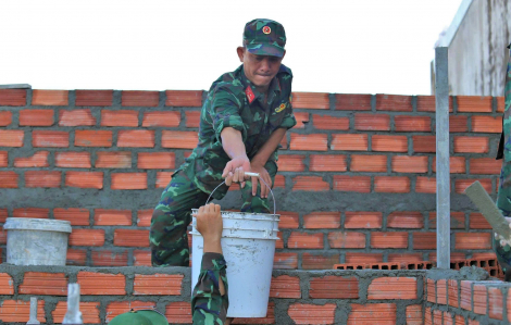 Bộ đội chạy đua dựng lại nhà cho dân vùng lũ