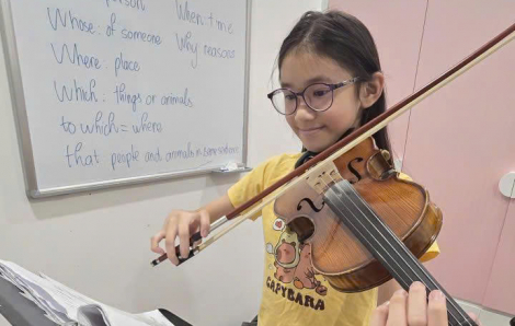 Chuyện về “cô bé hạt tiêu" chơi violin và bộ sưu tập điểm số tuyệt đối môn ngoại ngữ