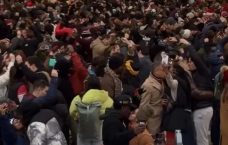 Lập kỷ lục thế giới mới về số cặp đôi hôn nhau