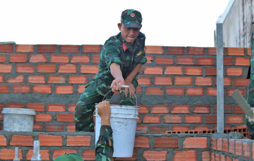 Bộ đội chạy đua dựng lại nhà cho dân vùng lũ