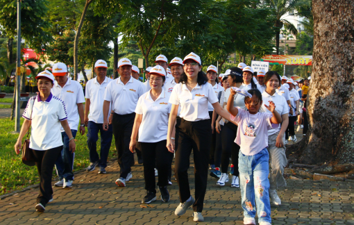 Hơn 1.000 người đi bộ đồng hành, vận động gần 4 tỉ đồng chăm lo cho người dân khó khăn