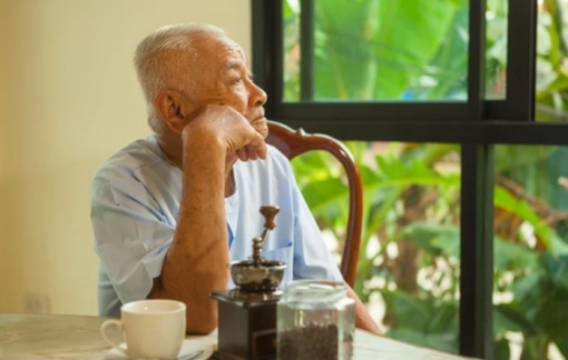 Người đàn ông bệnh tật bị bỏ lại bên đường