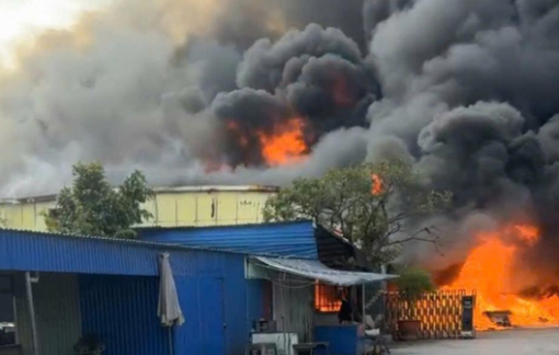 Robot và dàn xe chữa cháy cứu xưởng sản xuất giày