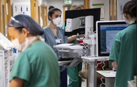 Bệnh nhân “mắc kẹt” trên giường bệnh tăng kỷ lục ở Anh