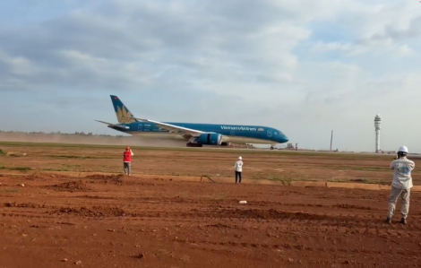 Chuyến bay đầu tiên hạ cánh tại sân bay quốc tế Long Thành