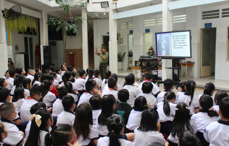 Học sinh hò reo, quay phim bạn bè đánh nhau có thể vi phạm pháp luật