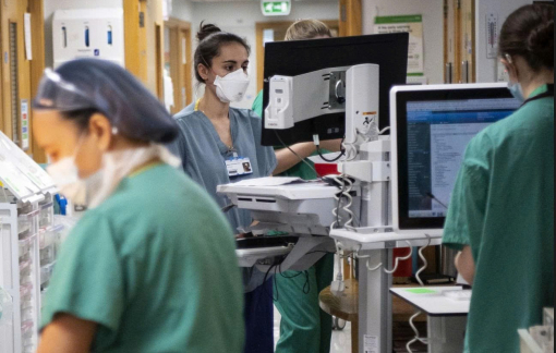 Bệnh nhân “mắc kẹt” trên giường bệnh tăng kỷ lục ở Anh