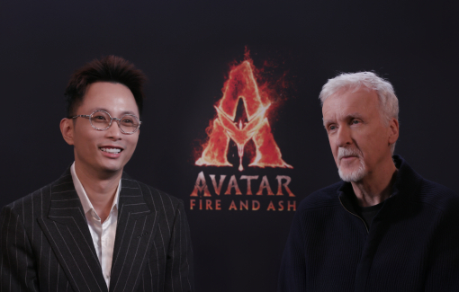 James Cameron thích thú với món quà bí mật đến từ Việt Nam tại buổi ra mắt 'Avatar 3: Lửa và tro tàn'