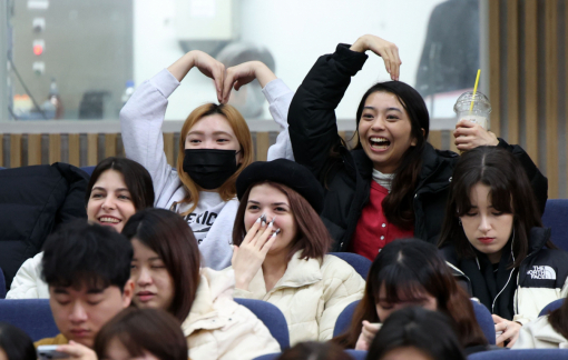 Hàn Quốc: Thi TOPIK tại nhà từ năm 2029, nới lỏng quy định định cư cho du học sinh ngành AI