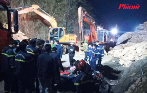 Trắng đêm tìm kiếm các nạn nhân bị đất đá vùi lấp trên quốc lộ 6 ở Phú Thọ