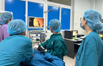 Lấy dị vật là chiếc kẹp tóc trong ổ bụng bé gái 6 tuổi