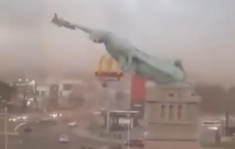 Bản sao tượng Nữ thần Tự Do ngã đổ trong gió mạnh