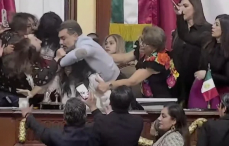 Các nữ nghị sĩ Mexico túm tóc, đánh nhau tại nghị trường