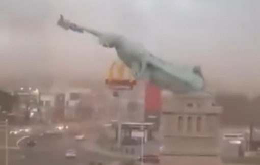 Bản sao tượng Nữ thần Tự Do ngã đổ trong gió mạnh