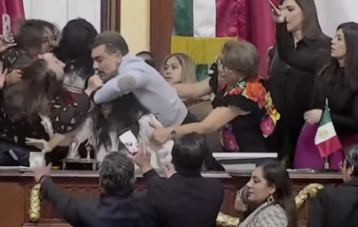 Các nữ nghị sĩ Mexico túm tóc, đánh nhau tại nghị trường