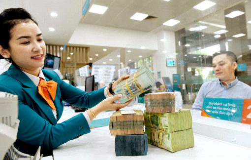 Lãi suất vay tiêu dùng tăng vọt, làm sao tránh nợ nần bủa vây?