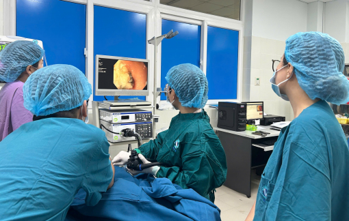 Lấy dị vật là chiếc kẹp tóc trong ổ bụng bé gái 6 tuổi