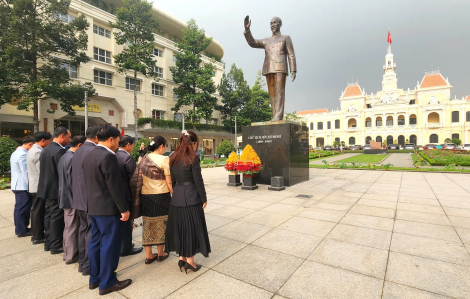 Chính quyền tỉnh Hủa Phăn (CHDCND Lào) dâng hoa Tượng đài Chủ tịch Hồ Chí Minh