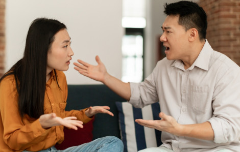 Khi tiền trở thành sợi dây kiểm soát