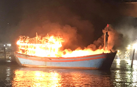 Tàu cá bị cháy và chìm, 55 thuyền viên nhảy xuống biển