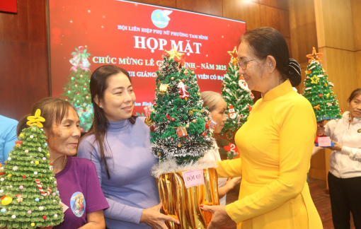 Chị em ở phường Tam Bình làm cây thông Giáng sinh tặng các hộ hội viên khó khăn