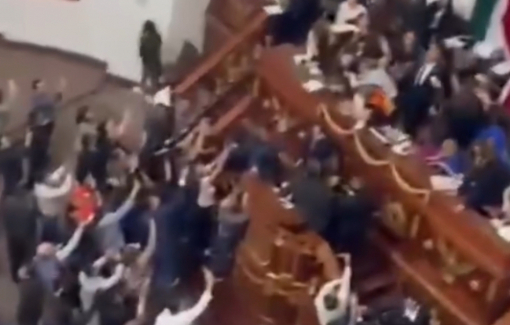 Nhóm nữ nghị sĩ túm tóc nhau tại nghị trường