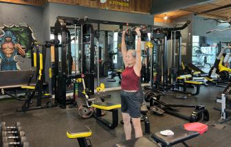 Cụ bà 72 tuổi ở Gia Lai mỗi ngày vẫn tập gym, nâng tạ