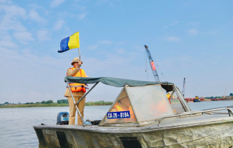 Cảnh sát đường thủy Hà Nội phân luồng, điều tiết tàu thuyền qua các khu vực thi công cầu