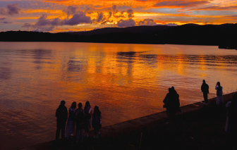 Ngắm mặt hồ lúc chiều buông ở Đà Lạt