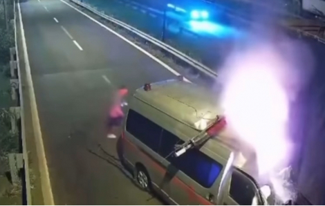 Xe cứu thương bốc cháy trên cao tốc, 3 người không qua khỏi