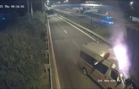 Xe cứu thương tông vào đuôi xe đầu kéo rồi bốc cháy dữ dội, 3 người tử vong