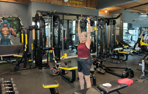 Cụ bà 72 tuổi ở Gia Lai mỗi ngày vẫn tập gym, nâng tạ