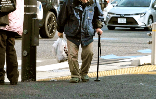 Người già dần trở nên "vô hình"