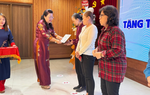 Trao tặng thẻ BHYT cho người dân có hoàn cảnh khó khăn