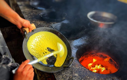 Đến Cần Thơ, tìm vị bánh xèo thịt vịt củ hủ dừa nức tiếng đổ bằng bếp củi