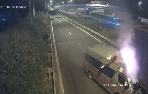 Xe cứu thương tông vào đuôi xe đầu kéo rồi bốc cháy dữ dội, 3 người tử vong