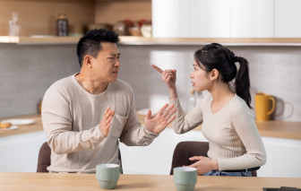 Khi người vợ đẹp biến chồng thành cỗ máy in tiền