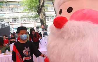 Bệnh nhi bất ngờ với ông già Noel khổng lồ tại Bệnh viện Nhi đồng 2