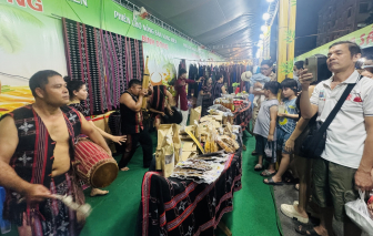 Phiên chợ nông sản trên bến Bình Đông