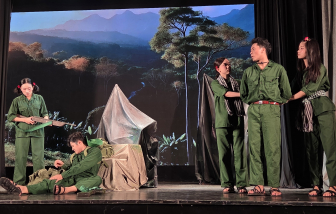 NSND Hồng Vân và học trò mang kịch ‘Cuốn truyện bị đốt’ đến quê hương tác giả