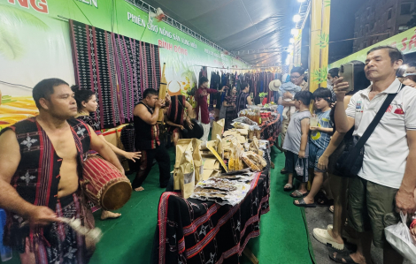 Phiên chợ nông sản trên bến Bình Đông