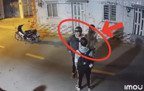 Nam sinh bị 2 kẻ lạ mặt chặn đường, hành hung khi đi học về