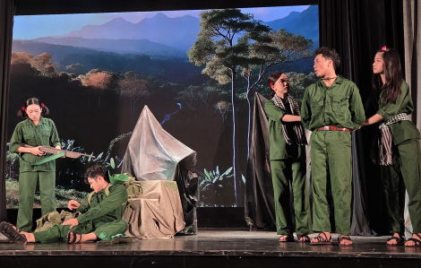 NSND Hồng Vân và học trò mang kịch ‘Cuốn truyện bị đốt’ đến quê hương tác giả